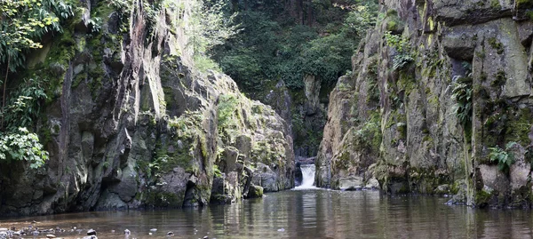 Skryje vízesés és a tó — Stock Fotó