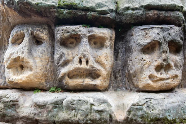 Strašidelné kamenné hlavy — Stock fotografie