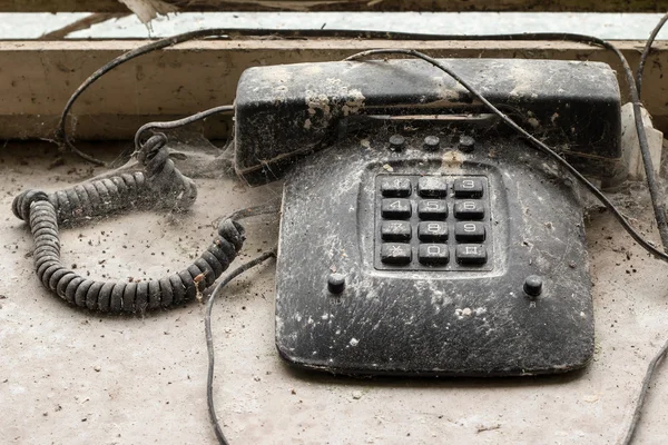 Telefone velho coberto com teias de Cobre — Fotografia de Stock