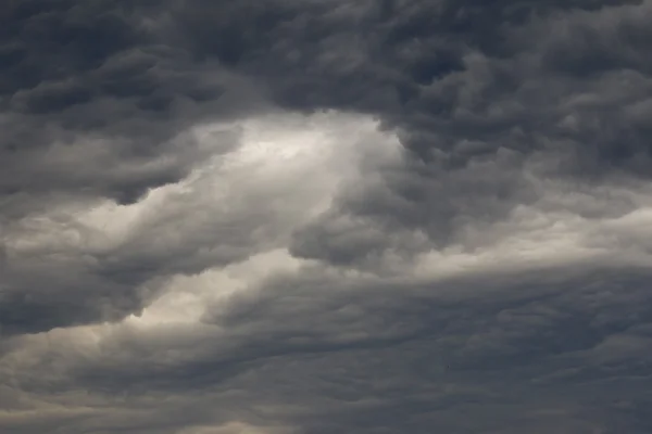 Extrañas nubes oscuras antes de la tormenta —  Fotos de Stock