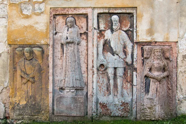 文艺复兴时期的墓，在教堂的墙上 — 图库照片