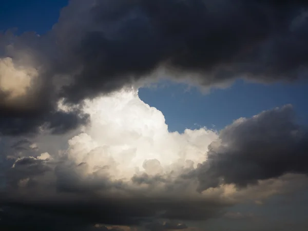 Donker en witte wolken en blauwe hemel — Stockfoto