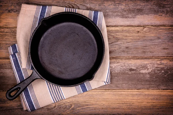 Skillet de ferro vazio com toalha de chá — Fotografia de Stock