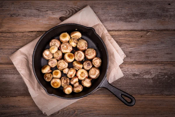 Garlic mushrooms cooked in a iron skillet — Stock Photo, Image