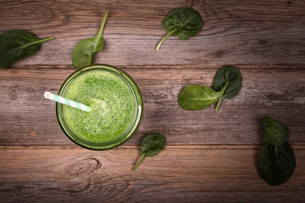 Vista superior de un batido verde con espinacas —  Fotos de Stock