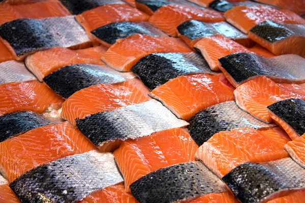 Filetes de salmão para venda num mercado de peixe — Fotografia de Stock