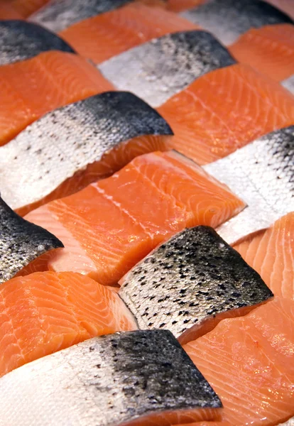 Filetes de salmón dispuestos en un mercado de pescado —  Fotos de Stock