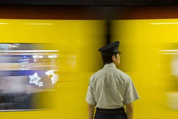 地铁服务员和快速行驶中的火车 — 图库照片