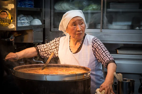 Vrouw bereidt voedsel vismarkt in Tokio — Stockfoto