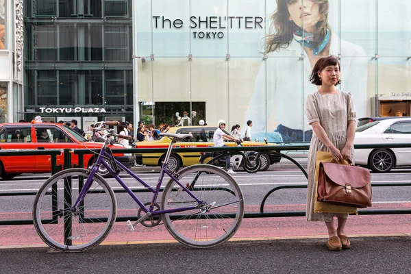 Woman and bike in Tokyo — Stock Photo, Image