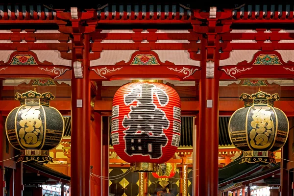 Az óriás lámpa, a Kaminarimon kapu, a Sensoji templom — Stock Fotó