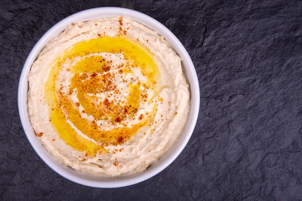 Skål af frisk hummus - Stock-foto