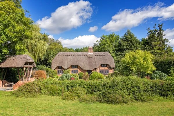 Rietgedekte huisje op het platteland — Stockfoto