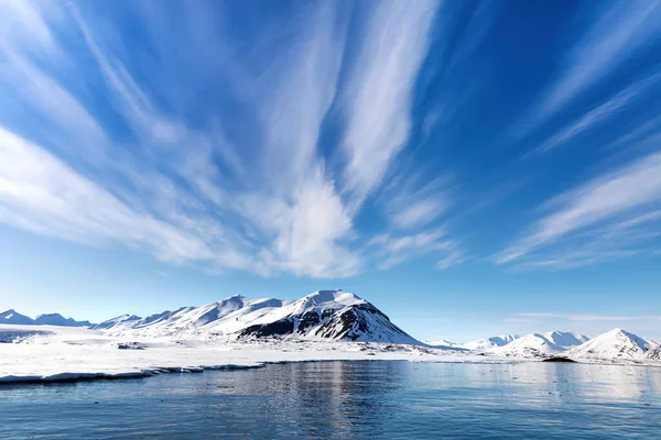 Cielo Azul Mar Montañas Nevadas Los Hermosos Fiordos Svalbard Archipiélago —  Fotos de Stock