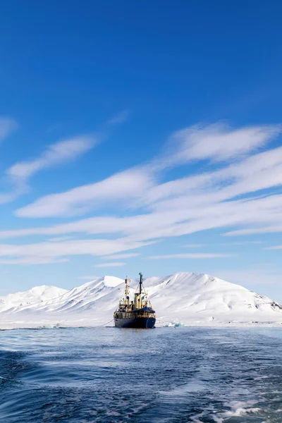 Ледокол Якоре Арктических Водах Шпицбергена Норвежского Архипелага Между Континентальной Норвегией — стоковое фото