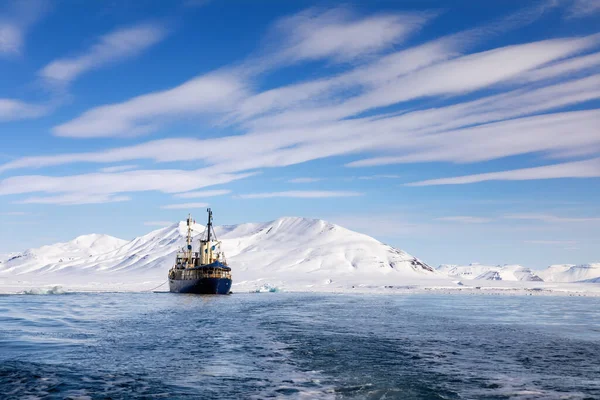 Isbrytare Vid Ankare Svalbards Arktiska Vatten Norsk Skärgård Mellan Fastlandet — Stockfoto