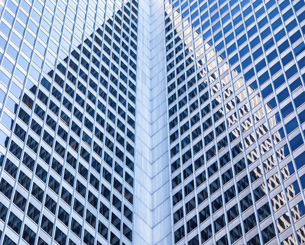 Egy Modern Épület Építészeti Absztraktja Számos Ablakkal Tükörképpel Geometriai Minimalista — Stock Fotó