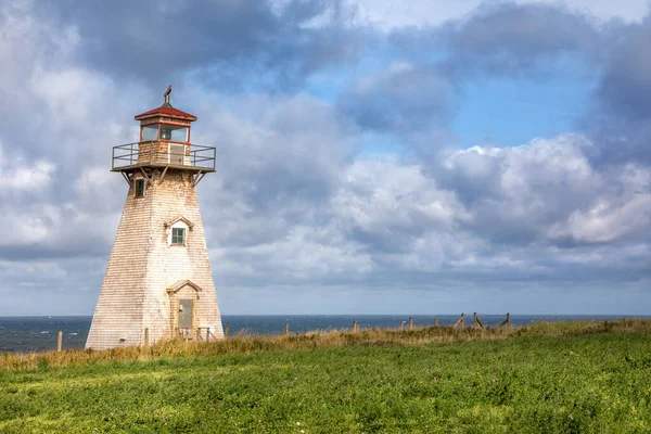 加拿大爱德华王子岛西北海岸的凯普特里安灯塔 位于圣劳伦斯镀金之上的一座历史性的木制自动灯塔 — 图库照片