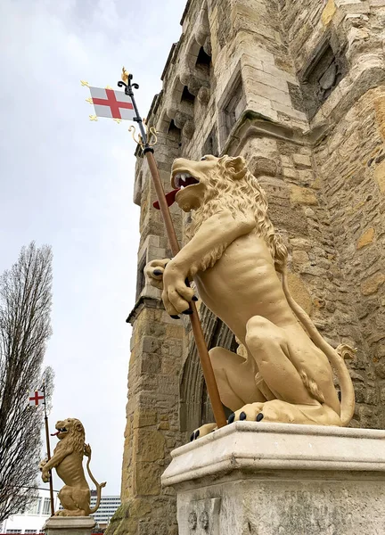 Nyrenoverade Guldlejonen Återlämnas Till Staden Bargate Lejonen Har Vakat Över — Stockfoto