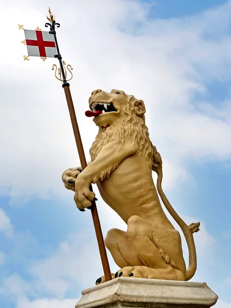 新しく改装された黄金のライオンは市内のバーゲートに戻されます ライオンは何世紀にもわたって街を見守ってきました イギリスのサウサンプトン — ストック写真