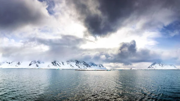 Panorama Snötäckta Berg Med Lågt Moln Gyllene Solljus Skymningen Svalbard — Stockfoto