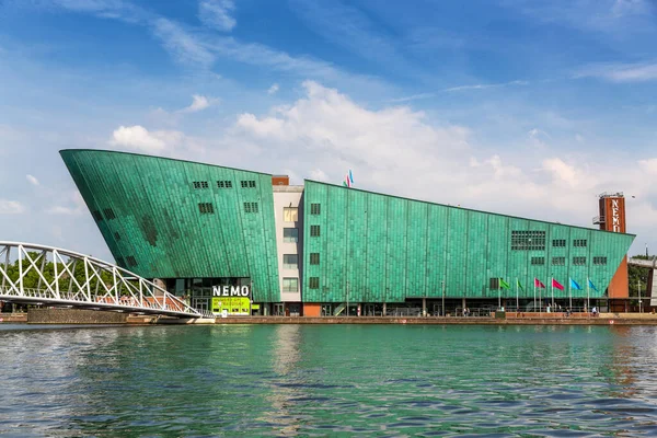 Amsterdam Hollanda Temmuz 2014 Rıhtımdaki Nemo Bilim Müzesi Oosterdokseiland Mahallesi — Stok fotoğraf