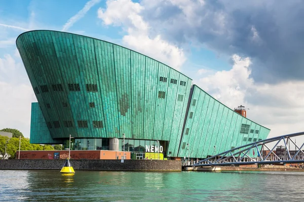 Amsterdam Hollanda Temmuz 2014 Rıhtımdaki Nemo Bilim Müzesi Oosterdokseiland Mahallesi — Stok fotoğraf