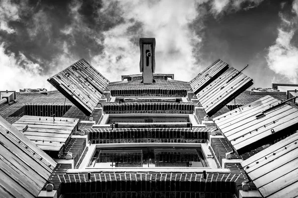 Magas Kontrasztú Fekete Fehér Tanulmány Egy Amszterdami Kereskedőházról Épület Tetején — Stock Fotó