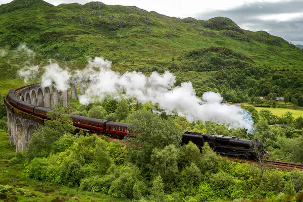 在苏格兰高地的Loch Shiel 一列老式蒸汽火车穿过Glenfinnan高架桥 西高地线穿过苏格兰的Inverness Shire — 图库照片