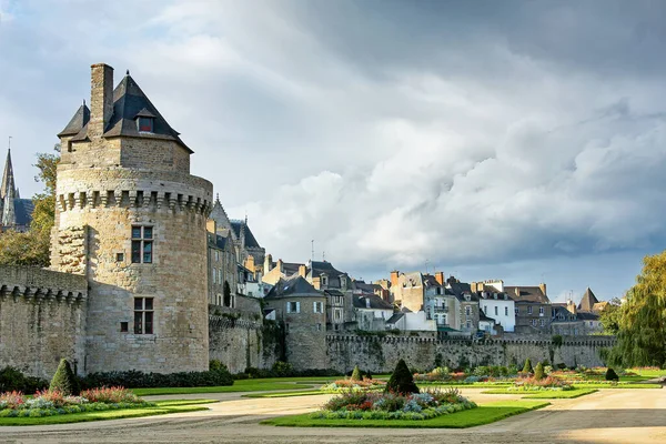 Den Medeltida Staden Vannes Bretagne Formella Trädgårdar Kan Ses Förgrunden — Stockfoto