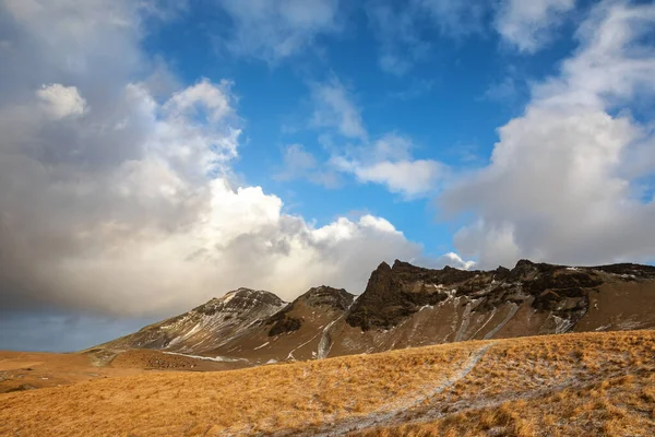 典型的冰岛火山山峰景观和起伏的山坡与远足路径 在冰岛南部的维克 冬季有白雪的场景 — 图库照片