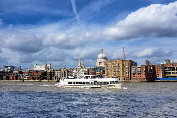 Piacere Barca Vela Lungo Tamigi Londra Sullo Sfondo Possono Ammirare — Foto Stock