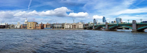 一个伦敦城市的全景 在夏天 从南岸拍摄 圣保罗大教堂 南沃克桥和金融区位于泰晤士河畔 — 图库照片