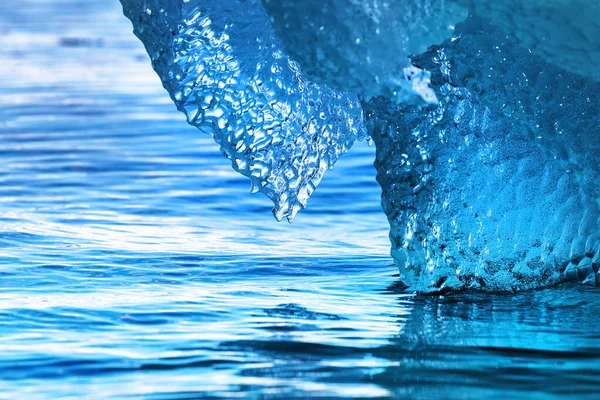 北極海に浮かぶ青い氷山の詳細情報 スヴァールバル ノルウェー — ストック写真