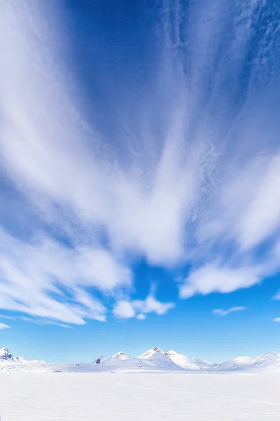 Wolkenlandschap Spitsbergen Met Besneeuwde Bergtoppen Pluizige Witte Wolken Een Blauwe — Stockfoto