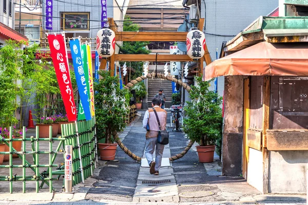 Tokio Japón Junio 2016 Los Hombres Caminan Por Una Calle — Foto de Stock