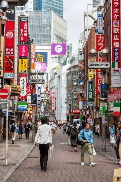 Tokió Japán 2016 Június Shinjuku Forgalmas Utcái Nappal Gyalogosok Séta — Stock Fotó