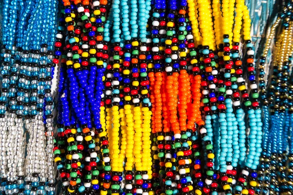 非洲部落的项链 色彩艳丽 南非街头市场出售的复杂珠子工作的清理 — 图库照片