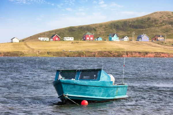 Kleine Blauwe Boot Afgemeerd Blauwe Wateren Van Magdalen Eilanden Canada — Stockfoto