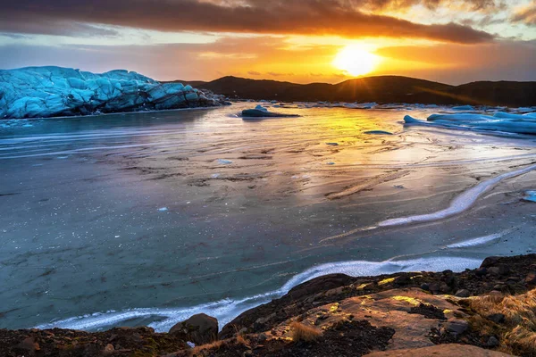 Svinafellsjokul Gleccser Izlandon Fagyasztott Gleccserlagúna Naplementekor Alacsony Nap Süt Parton — Stock Fotó