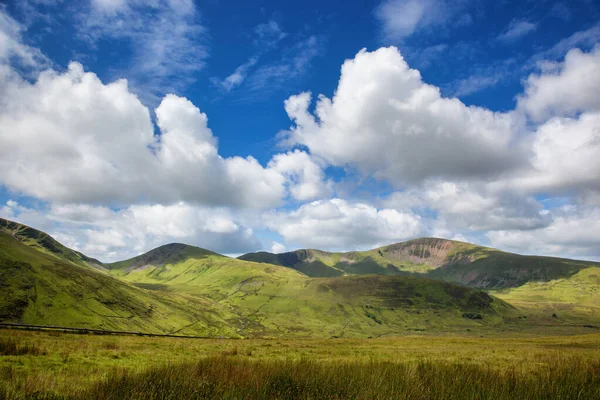 北威尔斯斯诺多尼亚山脉的全景 天空蓝蓝的 乌云密布 威尔士乡村绿油油的草地 — 图库照片