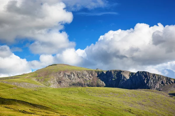 北威尔士斯诺多尼亚山脉的山峰景观 天空蓝蓝的 乌云密布 威尔士乡村绿油油的草地 — 图库照片