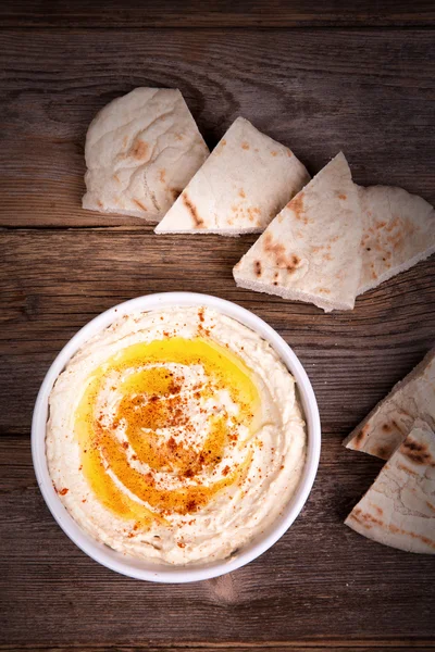 Humus und Fladenbrot — Stockfoto