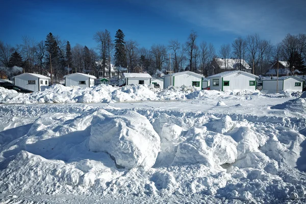 Cabañas de pesca en la nieve —  Fotos de Stock