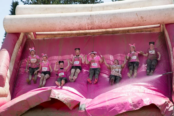 Las mujeres se reúnen para la carrera anual — Foto de Stock