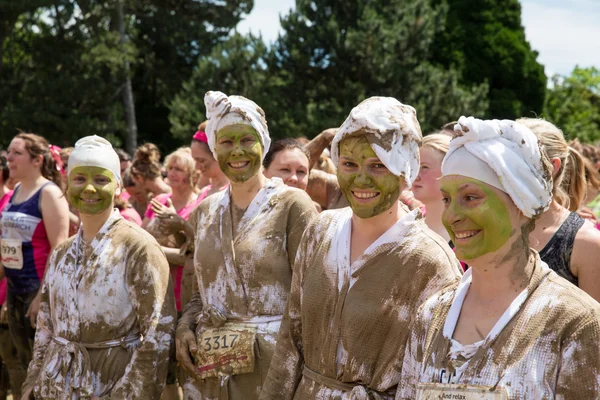 Las mujeres se reúnen para la carrera anual — Foto de Stock