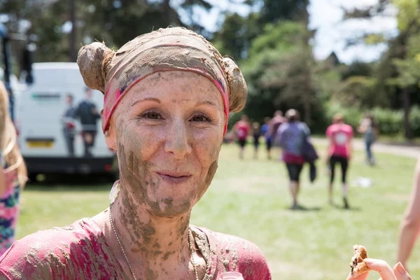 Las mujeres se reúnen para la carrera anual —  Fotos de Stock