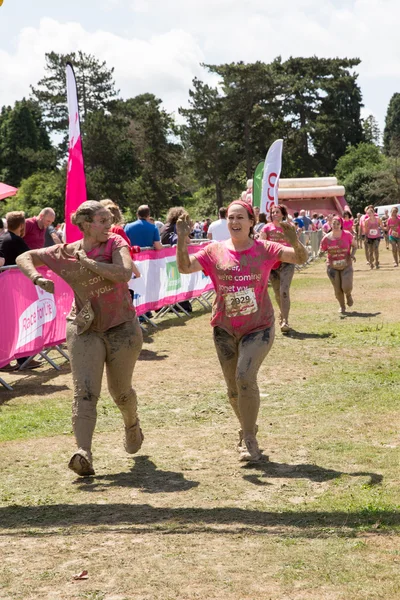 Las mujeres se reúnen para la carrera anual — Foto de Stock