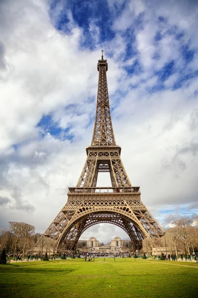 De toren van Eiffel in springtim — Stockfoto