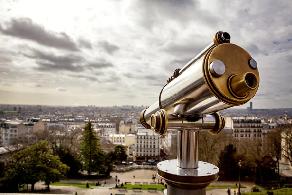 Τουριστική τηλεσκόπιο πάνω από το Παρίσι — Φωτογραφία Αρχείου